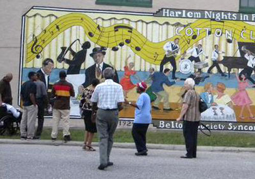 Harlem Nights in Palatka, people viewing mural